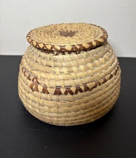Woven Straw Basket with Lid Round Decorative Storage Container