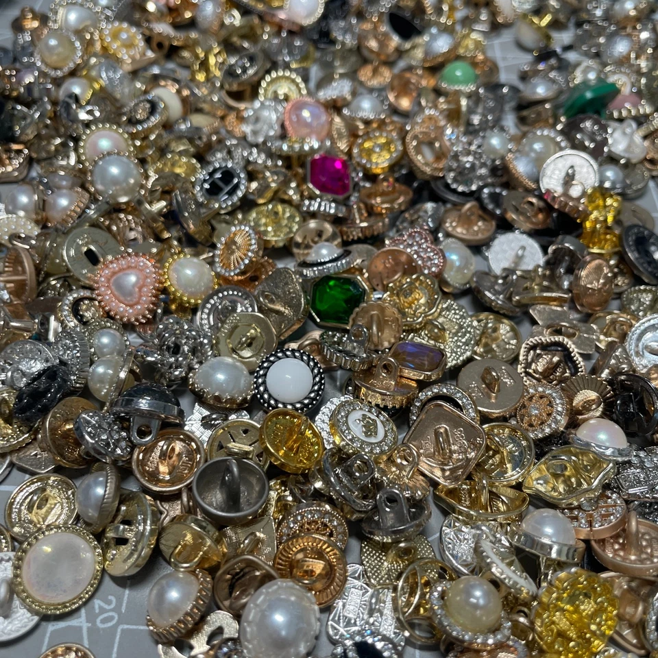 Vintage now Estate Sale Buttons 50p Lot Various Sizes Shapes Colors Types Usable - Image 3 of 4