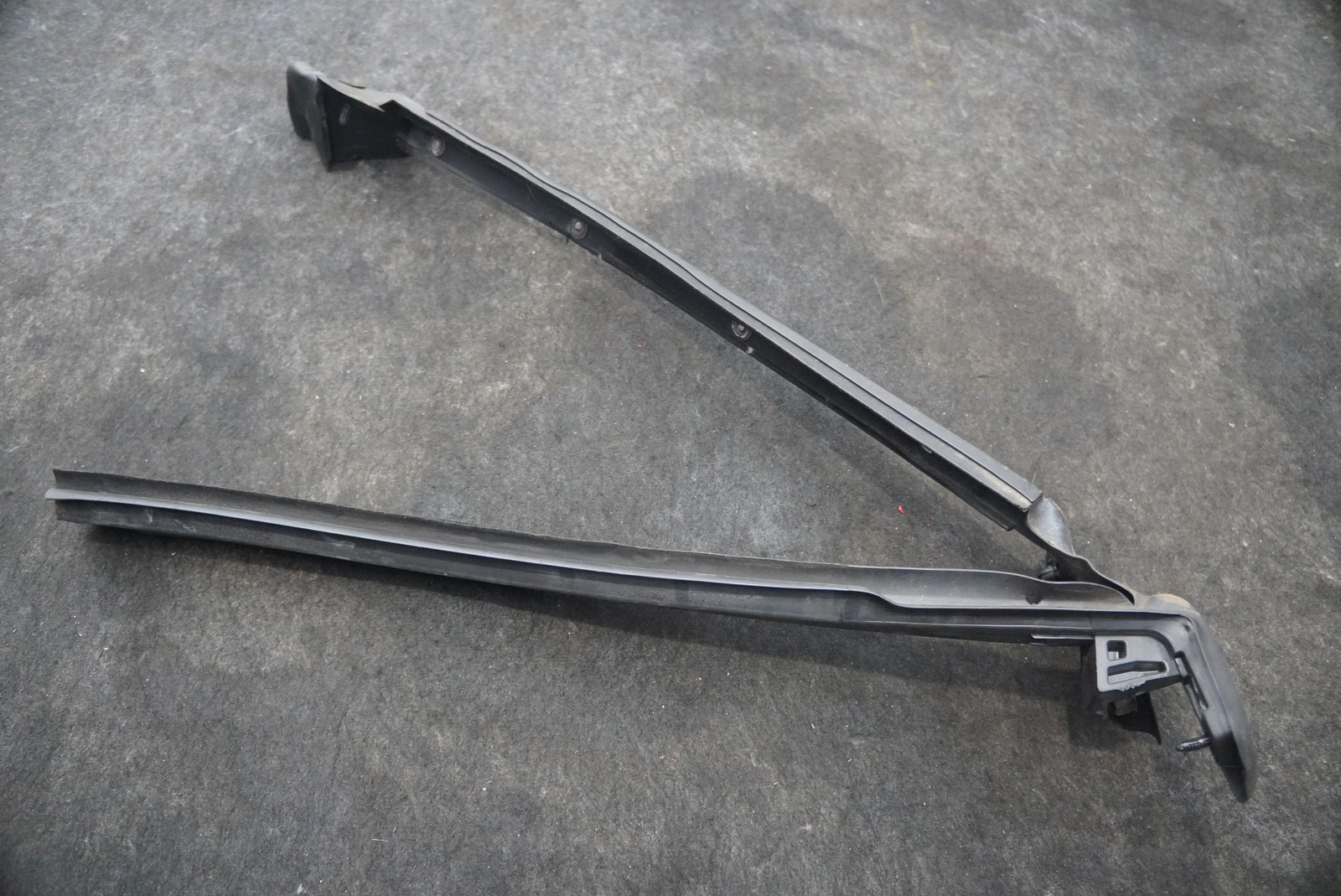 Rear Left Quarter Window Seal Weather Strip Gasket 85263000 Ferrari California T