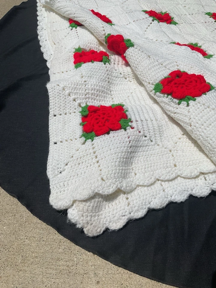 Одеяло вязаное крючком королевского размера белое с 3D красными розами 96 дюймов x 112 дюймов - Изображение 3 из 4