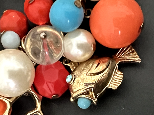Pulsera elástica gruesa con cuentas de acrílico brillante tono dorado metal tema marino - Imagen 2 de 3