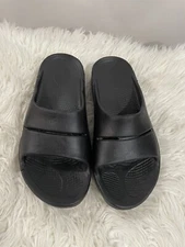 Unisex Mens  Oofos 10 ; Women’s 12 Black Flup Flop Sandals