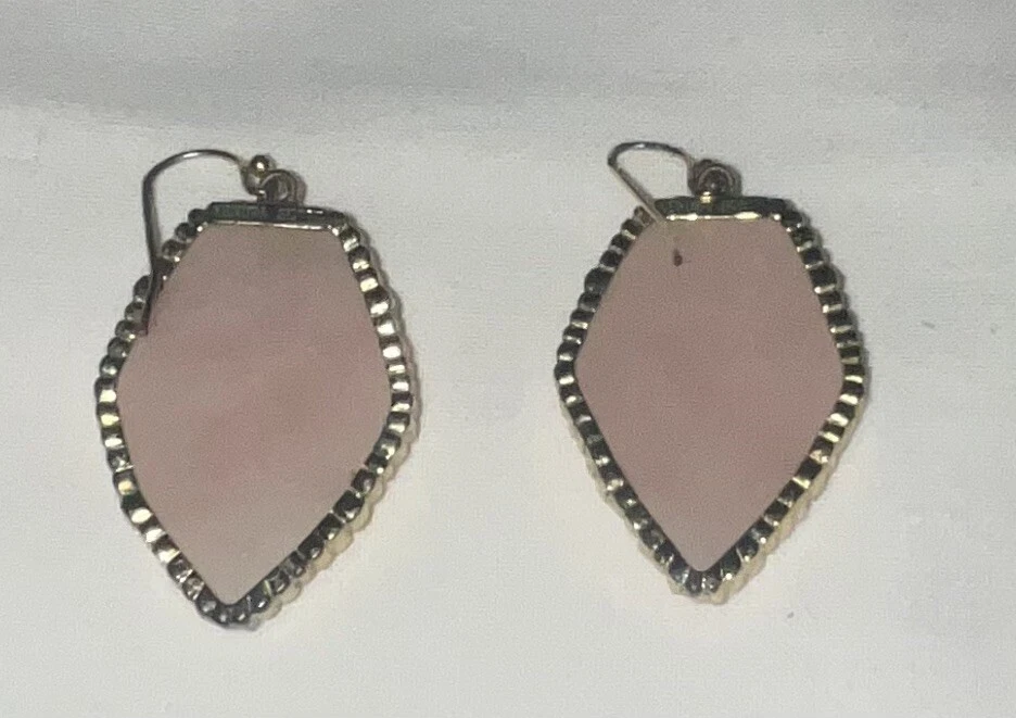 Pendientes colgantes Kendra Scott de cuarzo rosa, tono dorado Corley Foto 3 de 4