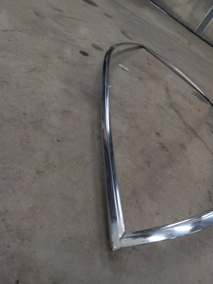 💥 1975-1980 AMC PACER RH Cuarto Trasero Ventana Juego Moldura OEM BONITO Cromo Foto 3 de 4