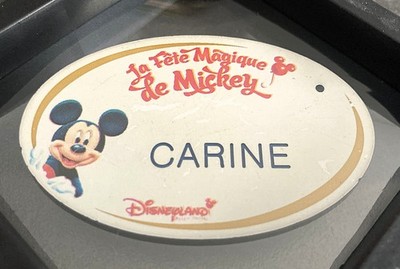 Disneyland Paris Nametag Cast Member im transparenten Rahmen.