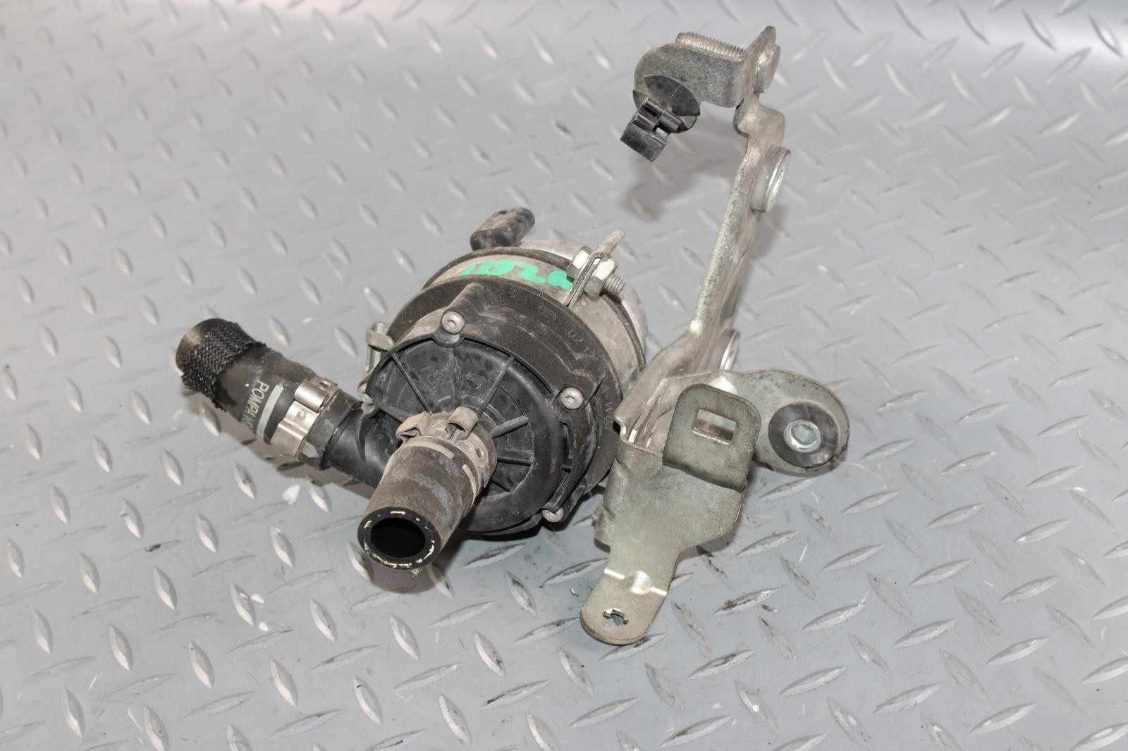 Maserati Ghibli 2014-2021 Water pump with housing