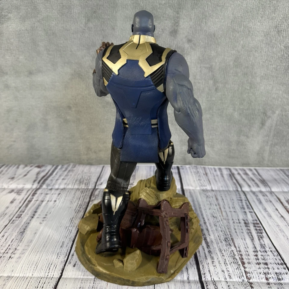 Boneco diorama Avengers: Infinity War THANOS Gallery Diamond Select Toys Marvel - Imagem 4 de 4