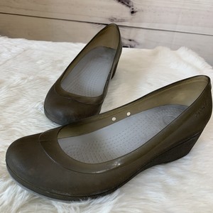 gray closed toe wedges