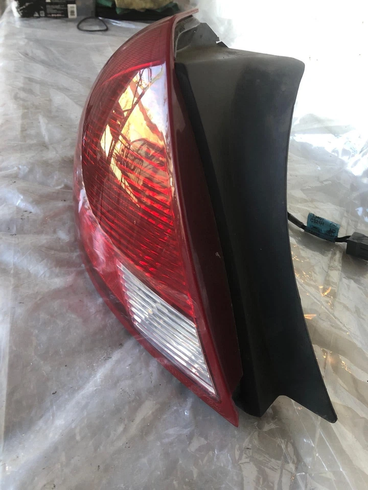 Conjunto de luces traseras laterales de tracción izquierda Ford Taurus LX 2000 LH usadas Foto 2 de 4
