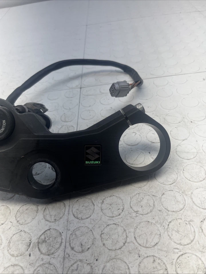 2007-2008 SUZUKI GSXR 1000 OEM USED UPPER TRIPLE TREE WITH IGNITION NO KEY - Image 3 of 4