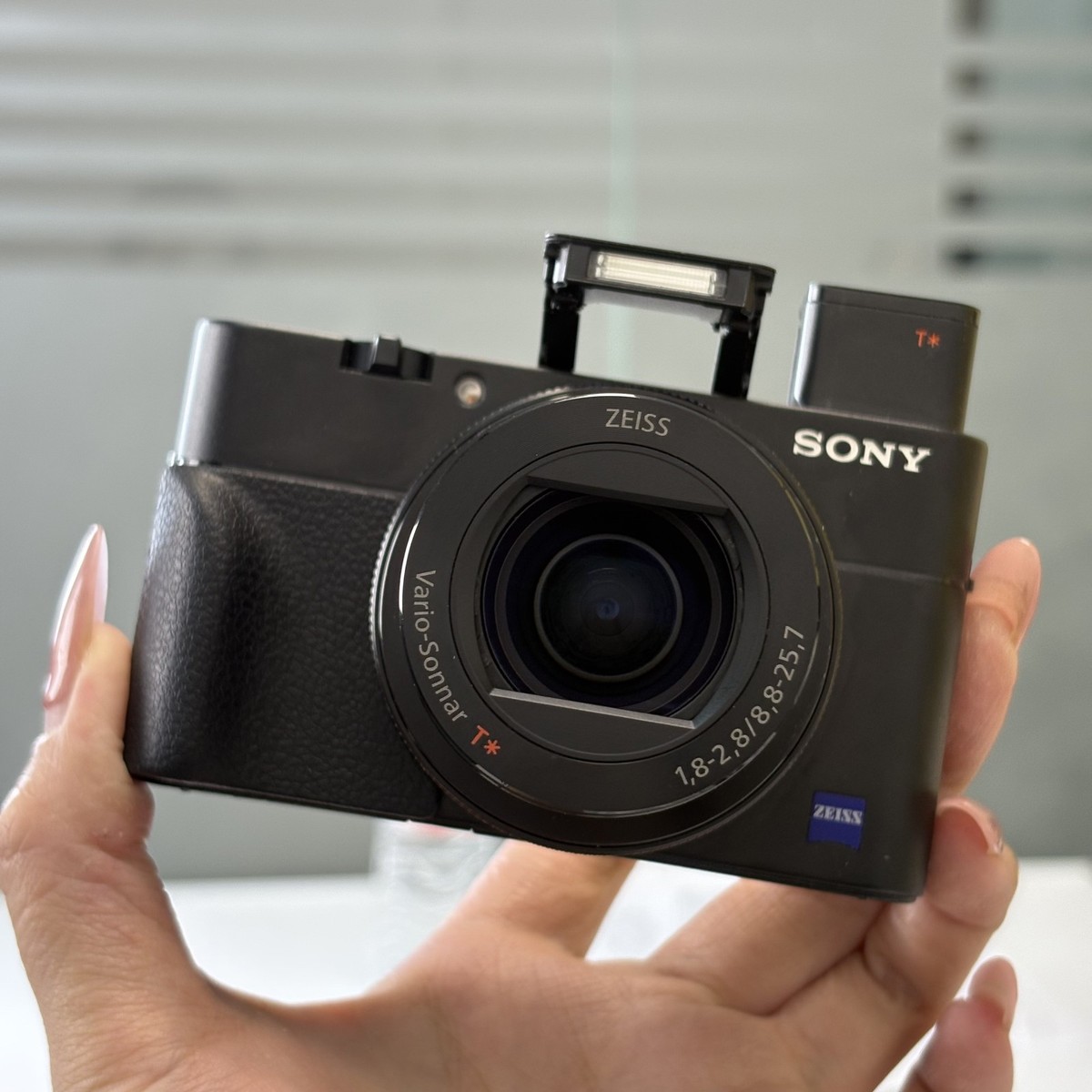 Sony Cyber-Shot RX100 VA 20.1 MP 2.9x Zoom DSC-RX100 M5A Digital