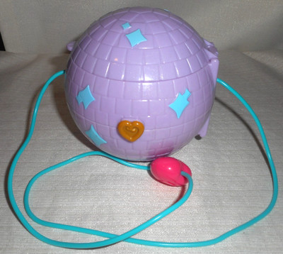 Polly Pocket MICRO 1'' Doll Playset ROUND COMPACT globe purse DOUBLE PLAY SKATING