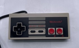 Vintage Nintendo NES Lot of 5: NES-004 (3), Four Score NES-034, Zapper 1985