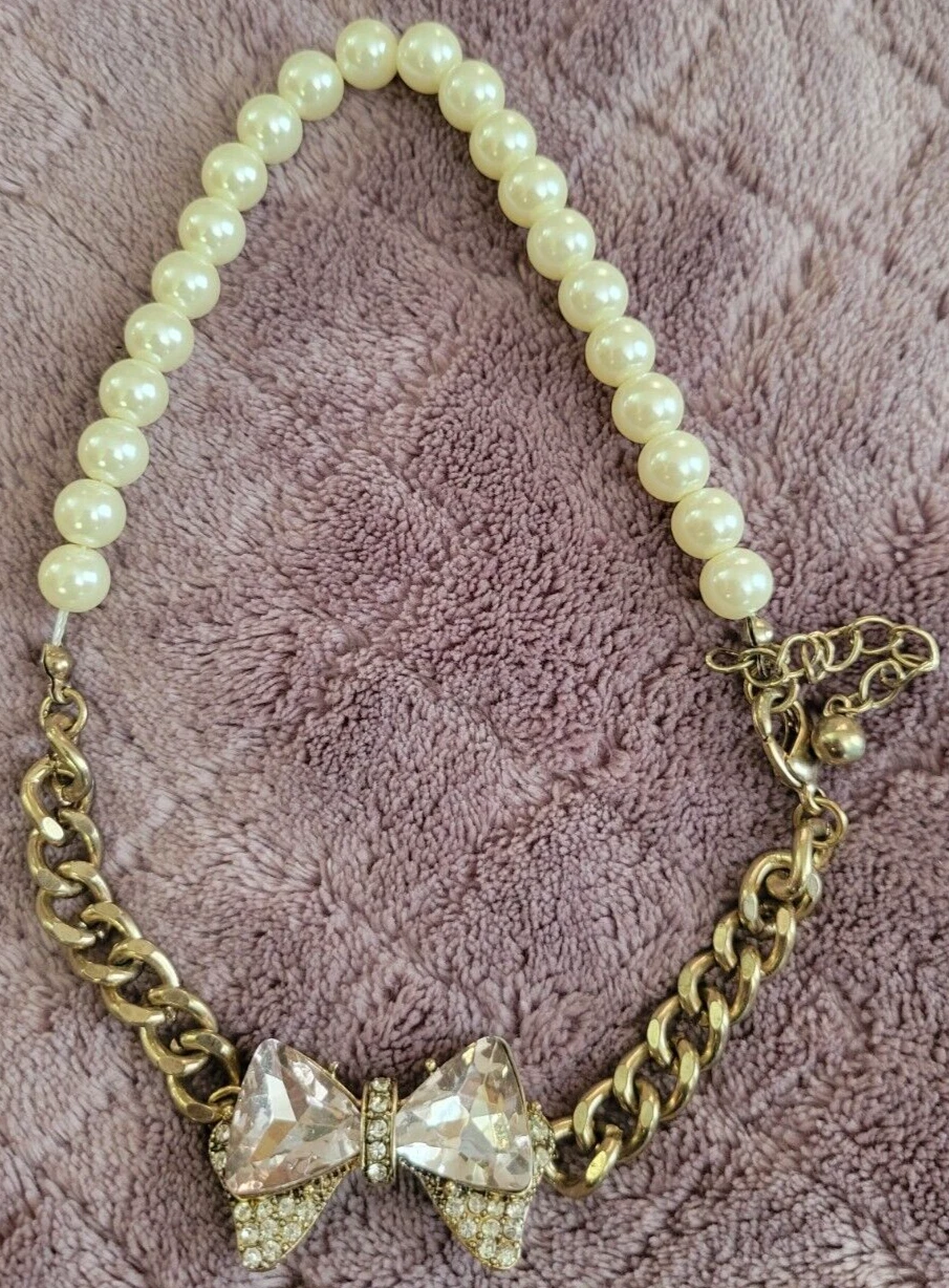 VETEMENTS Collana 16" mezza perla finta mezzo ottone colore catena fiocco laterale strass