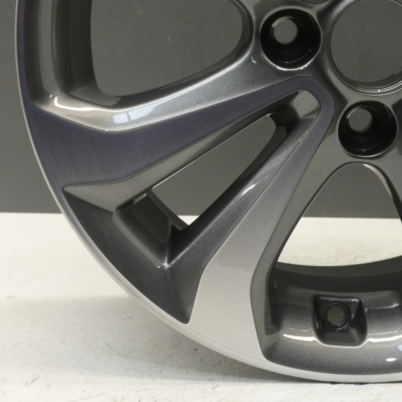 Genuine Hyundai I10 15” X 6j Alloy Wheel Grey Diamond Cut 52910  