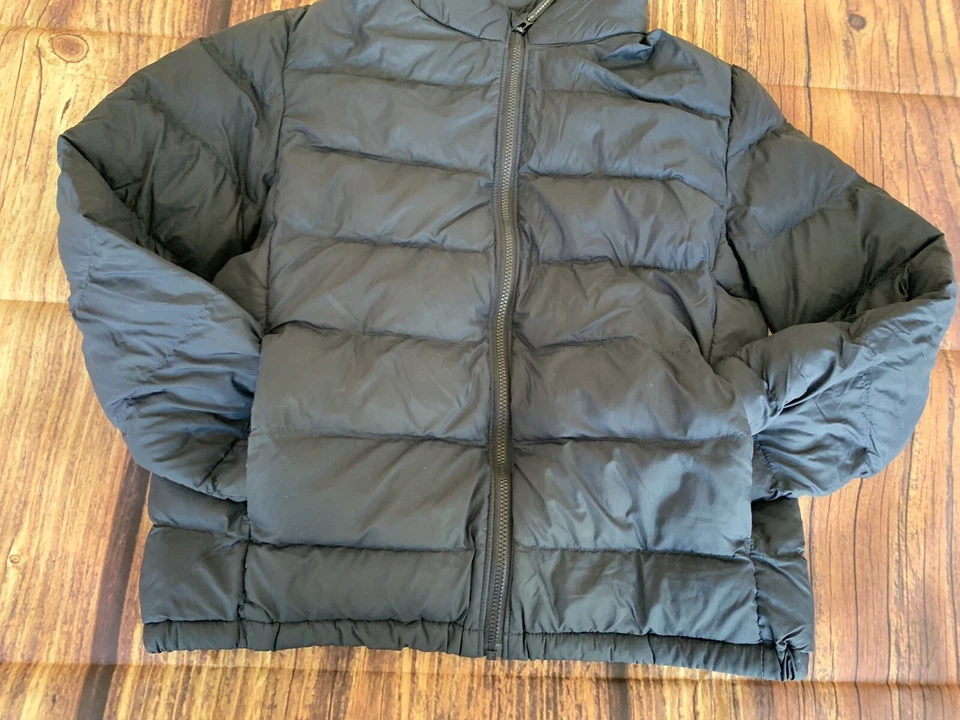 Chaqueta acolchada con capucha azul marino cremallera completa manga larga Uniqlo para niños talla: 9-10 Foto 3 de 4