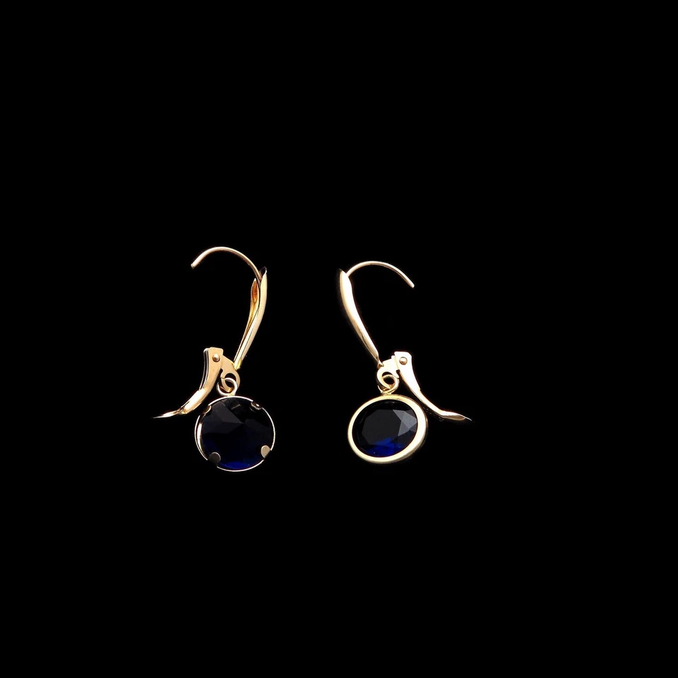 Pendientes de oro amarillo macizo de 14 k con bisel de zafiro azul simulado de 1,00 quilates Foto 3 de 4