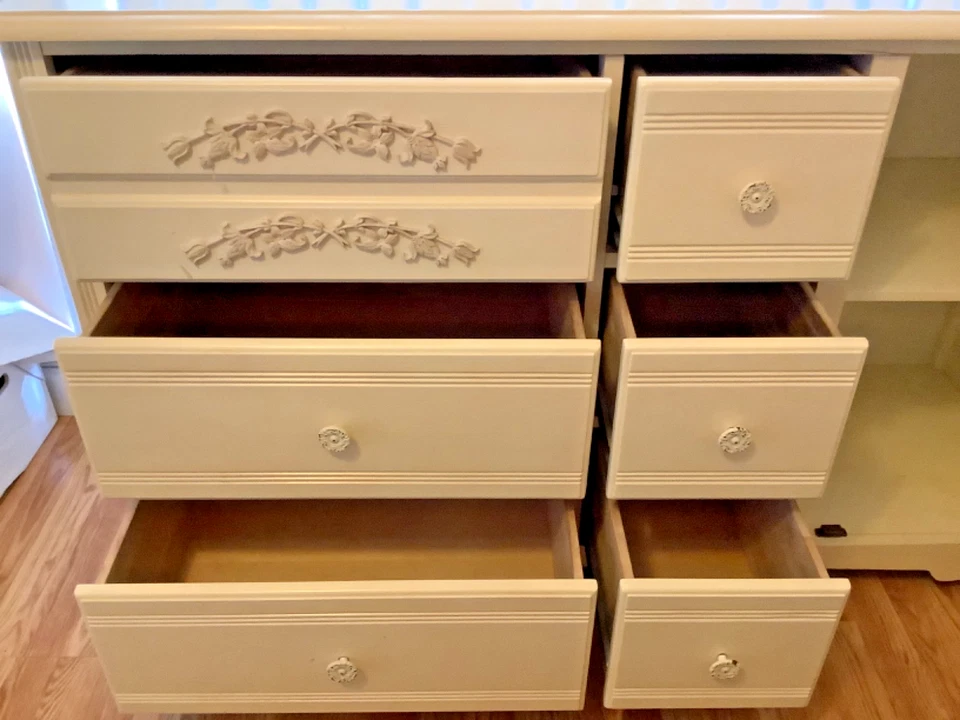 Cómoda floral blanco roto con diseños florales y tiene 6 cajones con un armario. Foto 2 de 4