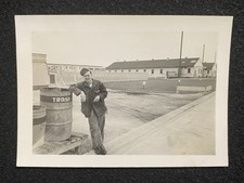 Soldado militar del ejército de la Segunda Guerra Mundial en uniforme fumando en bote de basura foto instantánea antigua