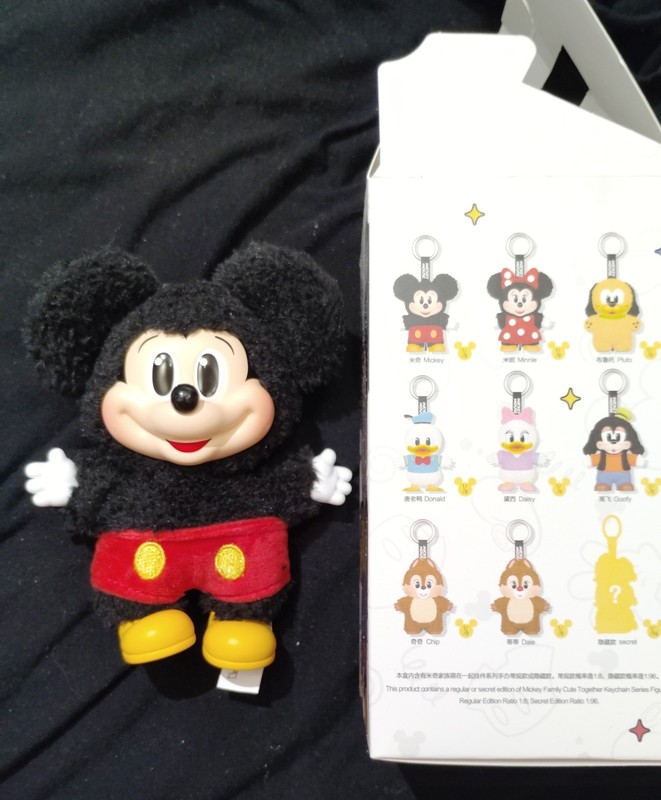 Mickey Family Cute Together With Bonus Disney Pin
