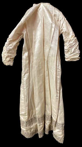 Antiguo vestido de talla o imagen de seda con brocados de plata.60x44 - Imagen 3 de 3