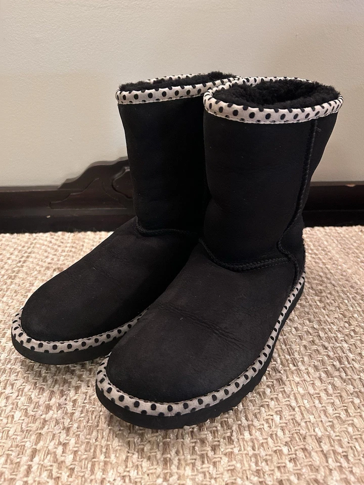 Botas recortadas a lunares ASO Aria Montgomery Pretty Little Liars Ugg Australia 7 Foto 2 de 4