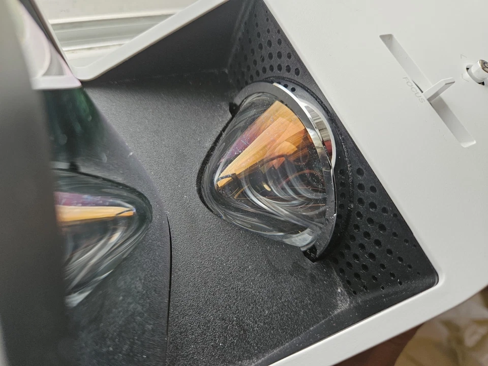 LG HF85LA - BUNDLE Chromecast TV - 1500 Lumen Ultra Short Throw - Image 4 of 4