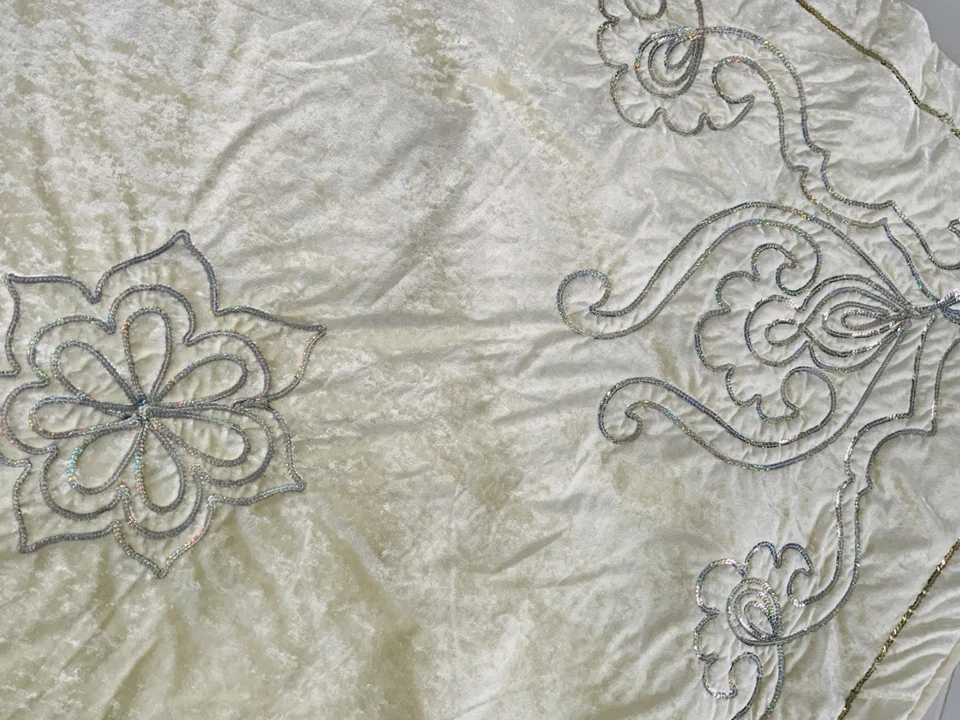 Luxeriöse handbestickte Tagesdecke aus vanillefarbenen Pannésamt 260x260 cm - Bild 4 von 4