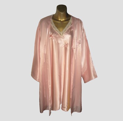 NWOT VTG EVE STILLMAN CLASSIC ELEGANT PINK PEIGNOIR SET w/EMBROIDERY+LACE SZ: LG