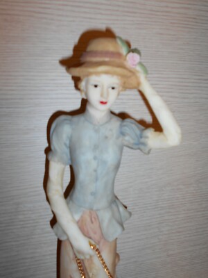 Statue Décorative En Résine – Femme Avec Chien En Laisse – 31 Cm