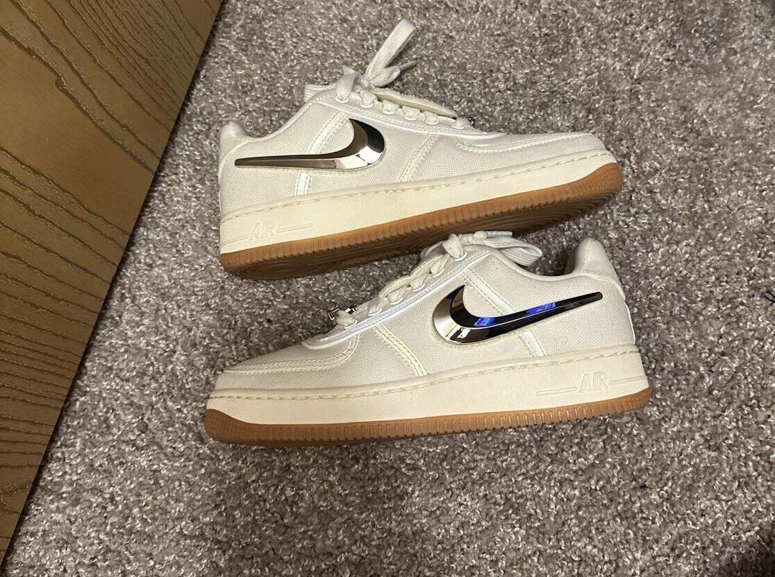 Size 5.5 - Jordan 1 Retro OG High Chicago and Travis Scott Size 5.5 - Jordan 1 Retro OG High Chicago and Travis Scott