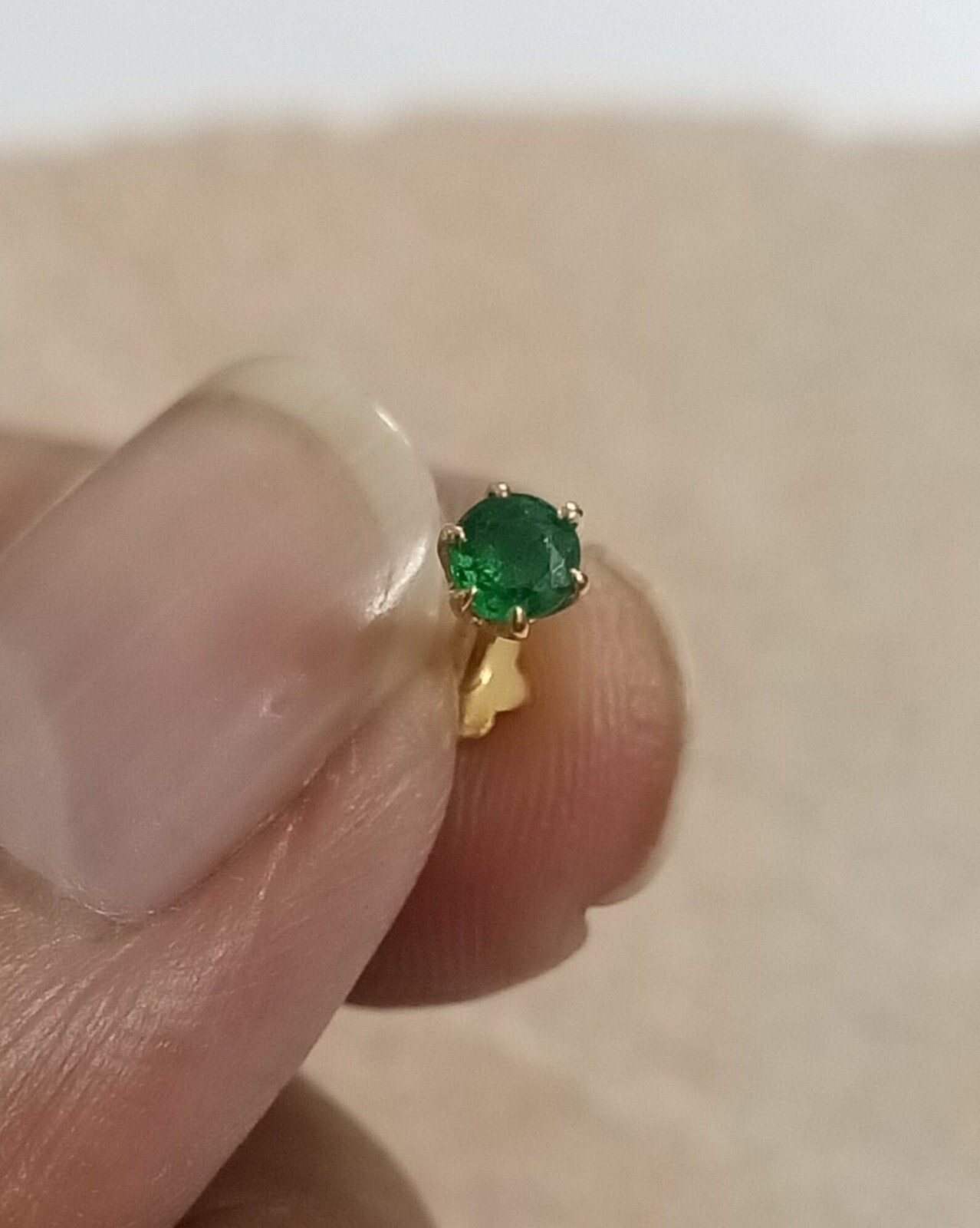 Piercing nariz delicado corte redondo esmeralda natural para mujer de oro amarillo de 14 quilates 0,11 quilates