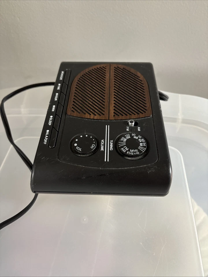 VTG Belwood Model# 4445-1 Electronic Alarm Clock Radio AM FM Manual - Image 3 of 4