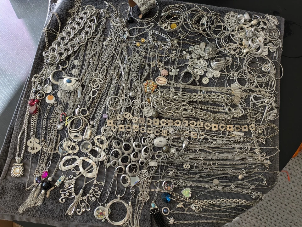 Enormes Collares Tono Plata Limpios y Desenredados 100+ Piezas Algunos Pendientes Individuales Foto 2 de 4