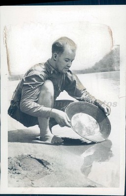 1938 Soap Mcgees Looking Gold Man Sandy Beach Water Historic Vintage Press Photo