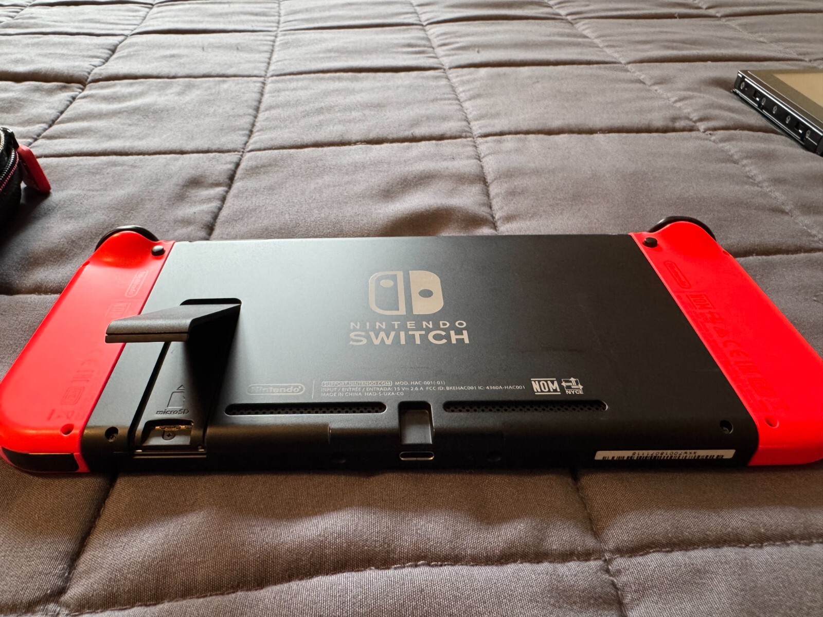 Nintendo Switch 32GB Handheld Console - Excellent Condition Red Joy-con System