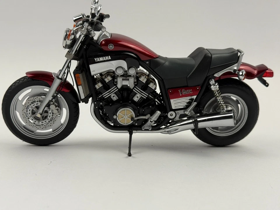Minichamps 1993 Yamaha VMAX Motorcycle Scale Model 1:12 - 122 163701 No. 83 - Image 2 of 4