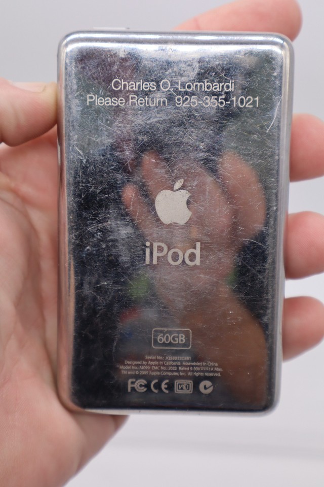iPod 4th generation A1099 60 GB avec USB deck et cable