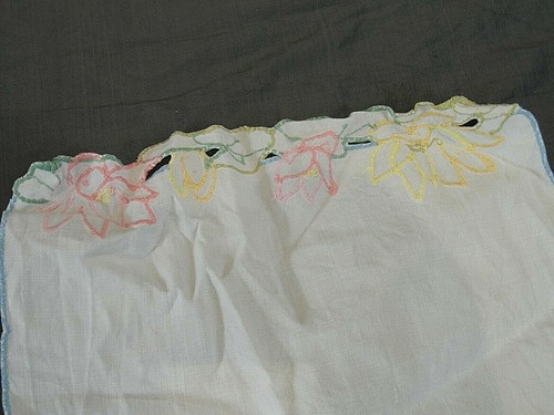 **THREE* CLOTHS - TABLECLOTH 33"x30" + TRAY CLOTH 17"x12" + PLACE CLOTH 19"x12" - Picture 9 of 11