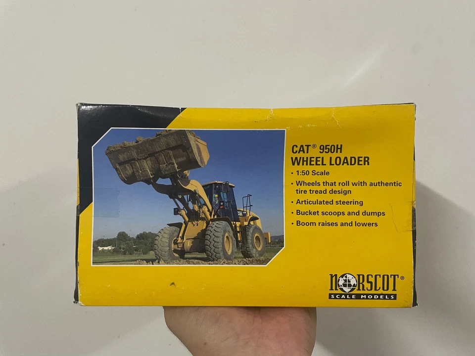 Norscot Cat 950H Wheel Loader 1/50 Scale Die-Cast Model 55196 - Image 4 of 4