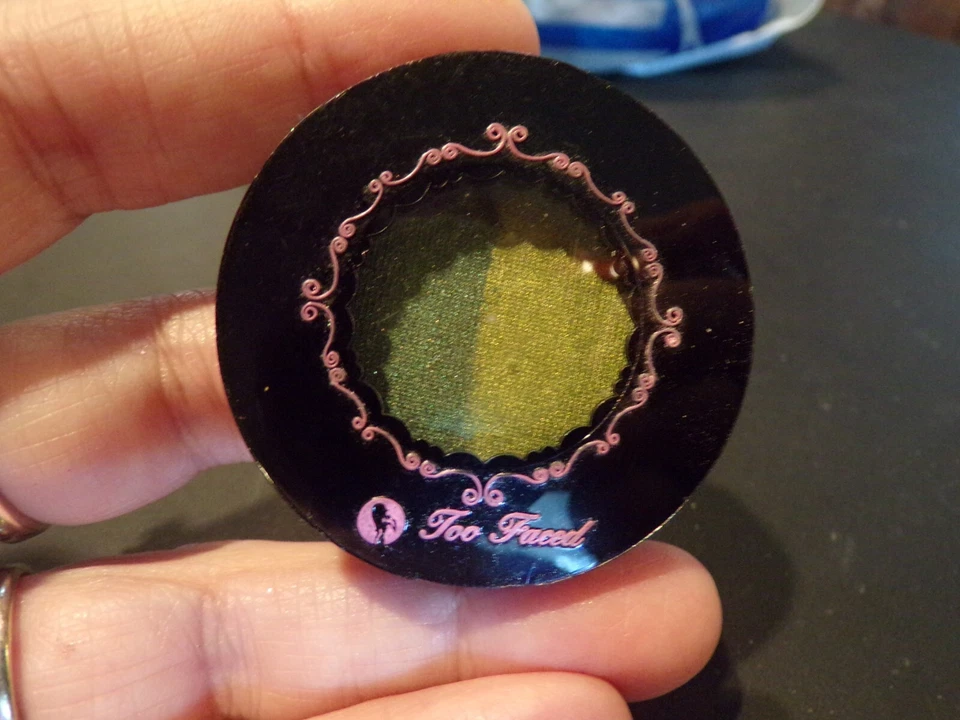 NUEVO Probador de sombra de ojos intensa DEMASIADO CARA DIJES DE LA SUERTE 2,5 g nunca usado sin caja B737 Foto 2 de 4