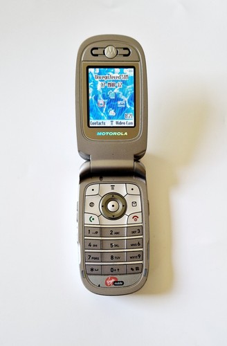 Motorola V235 Classic (Virgin Mobile) Retro Flip Phone In Good Condition - Picture 2 of 10