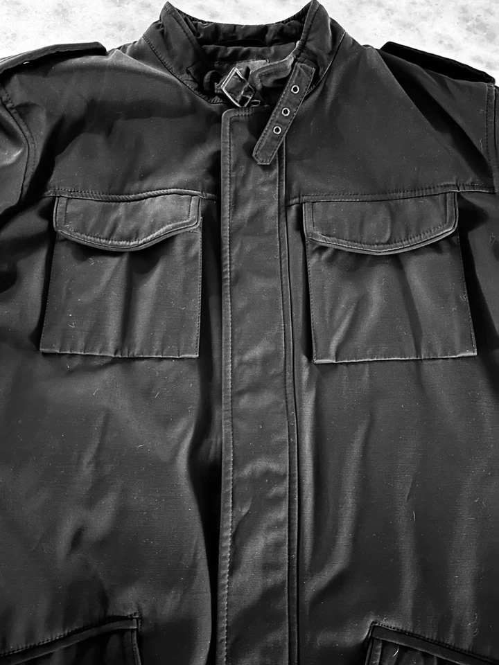 Chaqueta de moto Banana Republic Bomber para hombre grande alta negra correa aislada para la barbilla Foto 2 de 4