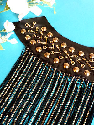 383# SUPERBE PLASTRON APPLICATION /" MÉNESTREL /" NOIR CABOCHON FRANGES CHAÎNE