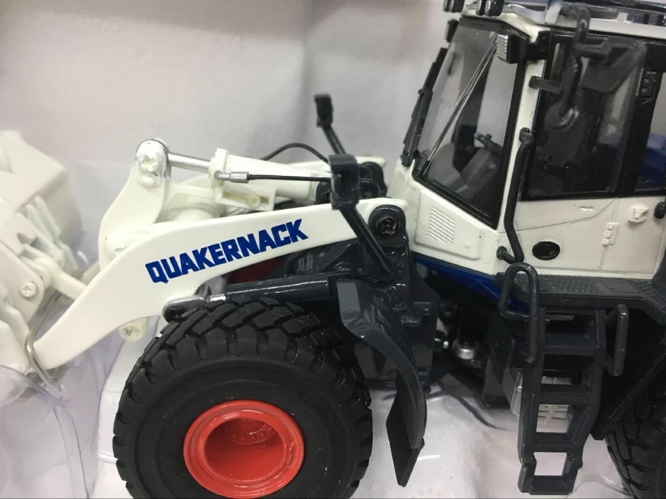 Universal Hobbies UH8116 Quakernack Wheel Loader 1/50 Scale New in Original Box - Image 2 of 4