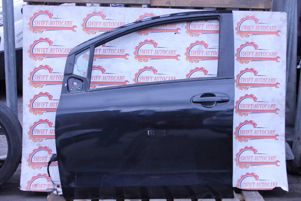Puerta delantera izquierda Toyota Yaris MK2 (XP90) negra 5 puertas hatchback 2006-2011 Foto 2 de 4
