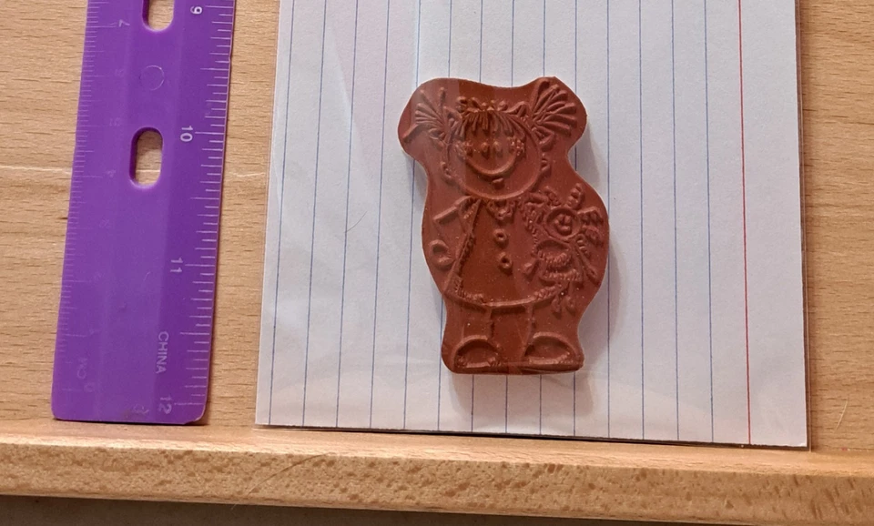 Красный резиновый зажимной штамп 731 Whipper Snapper Little Girl with Doll Pigtails - Изображение 2 из 2