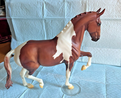 Breyer Cloud Nine Pinto Dressurpferd Collectors Choice auf Salinero Schimmel