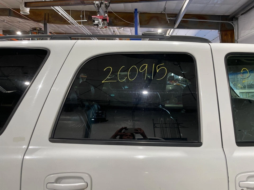 2000 - 2006 GMC Yukon Passenger RH Right Summit White-50U Rear Power Door Shell Foto 2 de 4