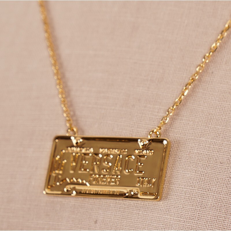 VERSACE ロコ エンクレフ 装飾 リンク 10205451A00621 4J090 NEW $450 VERSACE Gold Tone Brass LICENSE PLATE LOGO CHARM
